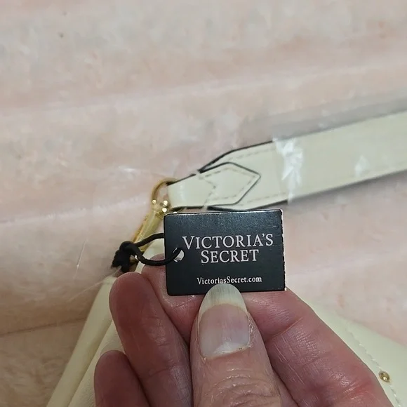 Victoria's Secret Quilted Cream Wrislet Gold Accents With VS Shopping Bag NWT - Picture 4 of 11